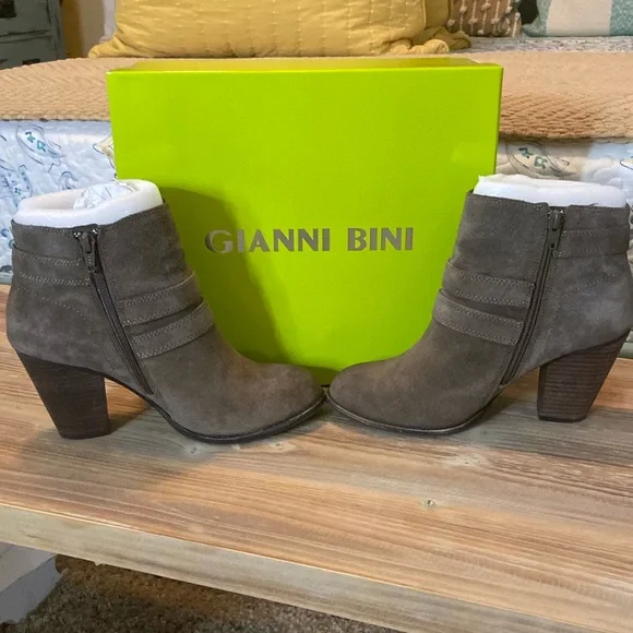 Gianni Bini Westonn
Boots Size 9 - Picture 2 of 7